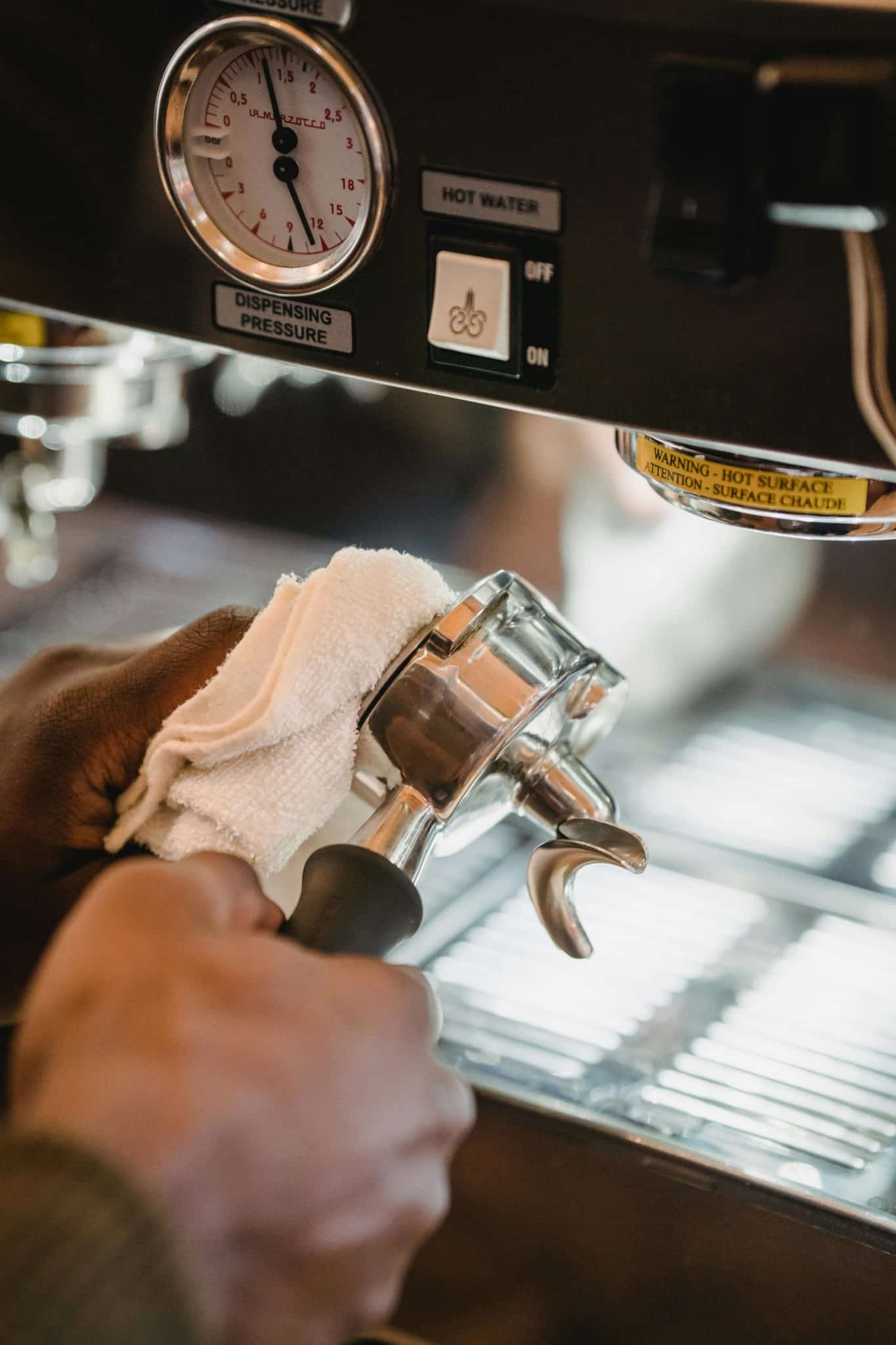 Nettoyage avec un chiffon de la machine à café