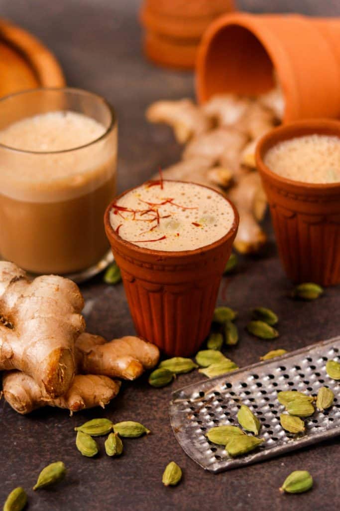 Une tasse de café avec de la cardamome