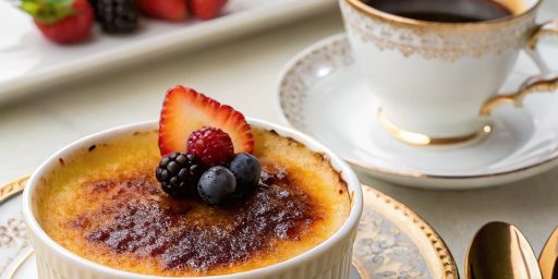 Crème brûlée au café servie avec une tasse de café